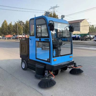 高效清潔新選擇 駕駛式小型掃地車與環(huán)衛(wèi)霧炮式垃圾掃路車在現(xiàn)代環(huán)境中的應(yīng)用